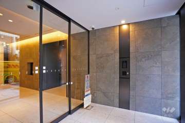 エントランスはオートロック付きです。