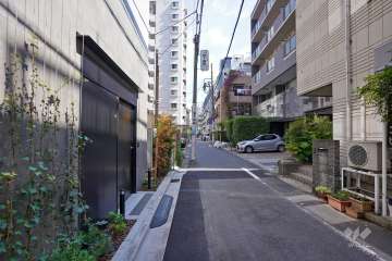 敷地東側の前面道路（南側から）