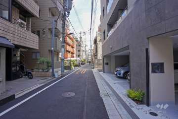 敷地西側の前面道路（南側から）
