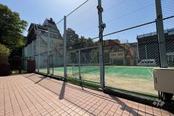 敷地内にはテニスコートがあります。