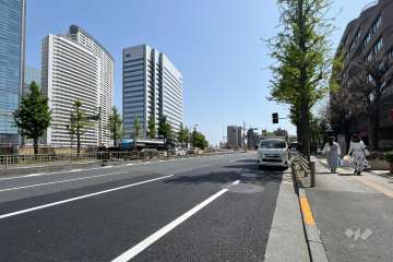 敷地の東側の前面道路（北側から）