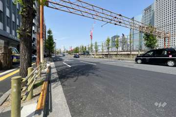 敷地の東側の前面道路（南側から）