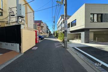 敷地東側の前面道路（北側から）