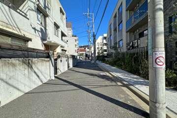 敷地西側の前面道路（南側から）