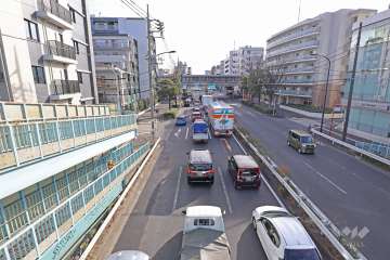 敷地西側の前面道路は環八通りです（北側から）。
