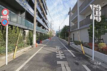 敷地南東側の前面道路（南西側から）