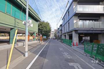 敷地北西側の前面道路（南西側から）