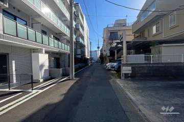 敷地西側の前面道路