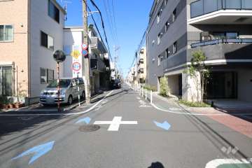 敷地南西側の前面道路(南東側から)