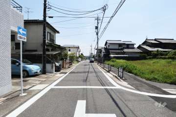 敷地西側の前面道路（北側から）