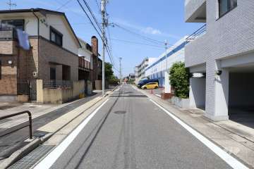 敷地西側の前面道路（南側から）