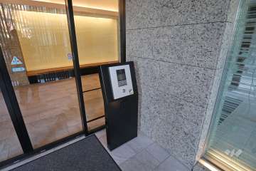 エントランスはオートロック付きです。