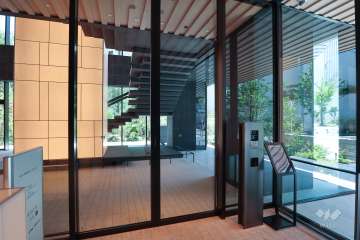 エントランス（1階）はオートロック付きです。