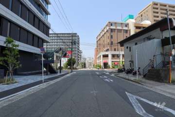 敷地東側の前面道路（南側から）