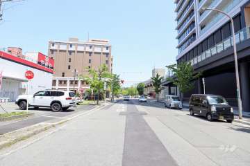 敷地北側の前面道路（西側から）