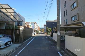 敷地北側の前面道路（西側から）