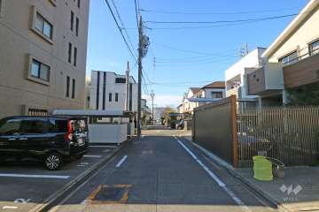 敷地北側の前面道路（東側から）
