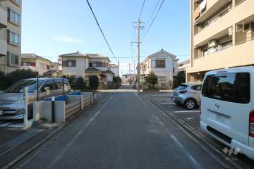 敷地南側の前面道路（東側から）