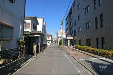 敷地西側の前面道路（南側から）