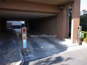駐車場出口（出入り口にはロボットゲートが設置されています）