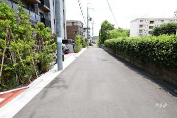 敷地東側の前面道路（北側から）