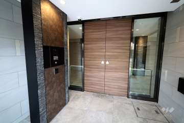 エントランスはオートロック付きです。