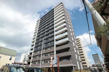 プレサンスロジェ千種の外観（南側から）