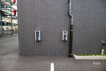 駐車場の電気自動車用の充電器