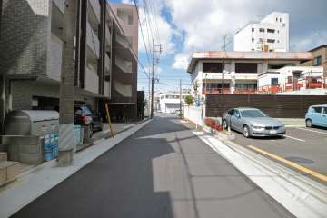 敷地南西側の前面道路（北西側から）