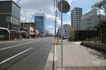 敷地北東側の前面道路（北西側から）