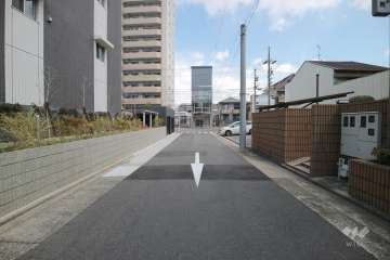 敷地南東側の前面道路（南西側から）
