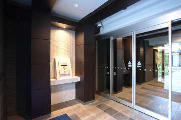 エントランスはオートロック付きです。