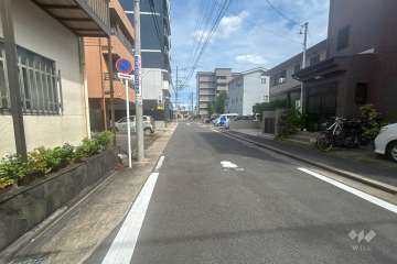 敷地南西側の前面道路(北西側から)