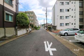 敷地東側の前面道路（北側から）