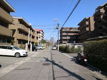 敷地北側の前面道路