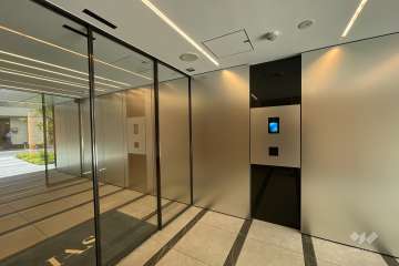 エントランスはオートロック付きです。