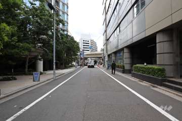 敷地北東側の前面道路（南東側から）