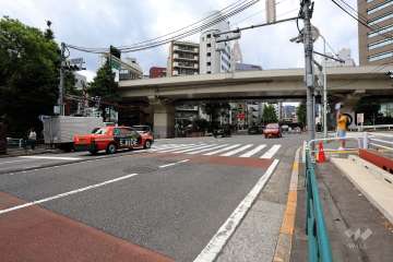 敷地西側の前面道路（南側から）