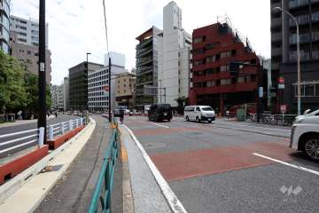 敷地西側の前面道路（北側から）