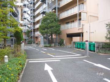 駐車場出入り口はロボットゲート付きです。