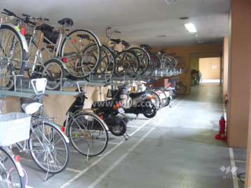 屋内にある駐輪場とバイク置き場