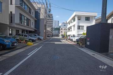 敷地南側の前面道路（東側から）