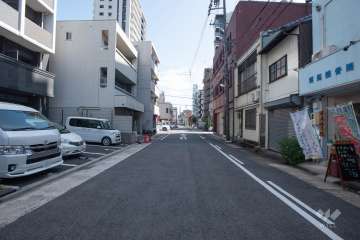 敷地南側の前面道路（西側から）