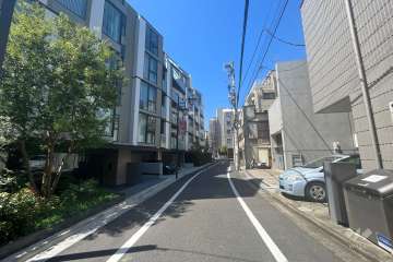 敷地東側の前面道路（南側から）