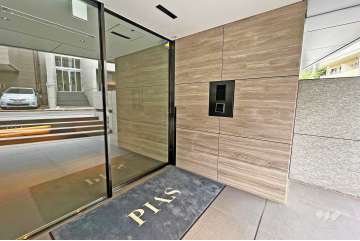 エントランスはオートロック付きです。