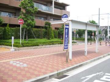D棟の目の前にあるバス停