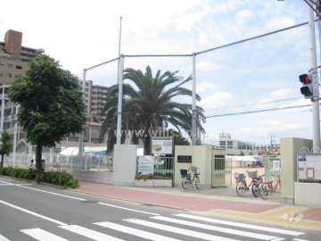 敷地北側に南甲子園小学校があります。