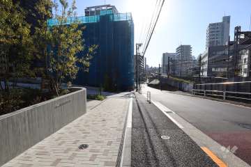 敷地西側の前面道路（北側から）