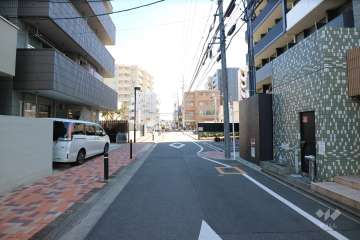 敷地北東側の前面道路(北西側から)