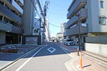 敷地北東側の前面道路(南東側から)